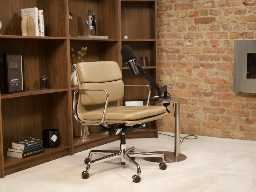 Set-up mit Leder-Bürostuhl